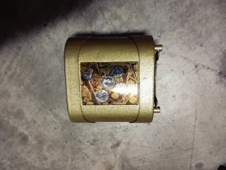 Antico salvadanaio dorato in ferro senza chiave