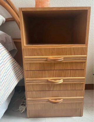 Mesita de noche de madera