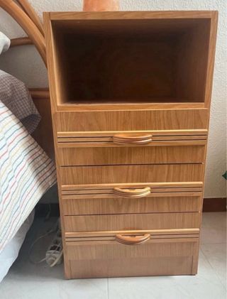 Mesita de noche de madera