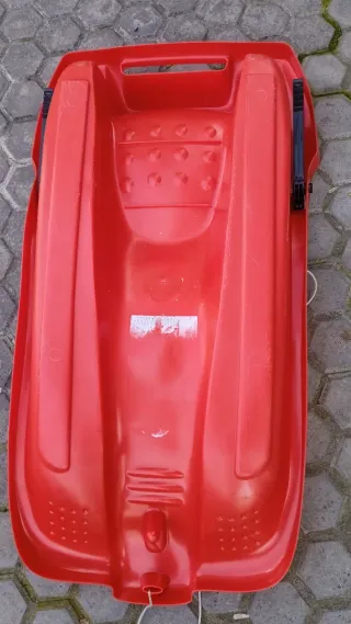 Trineo rojo con cuerda y asas