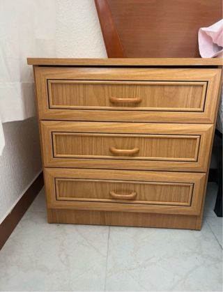 Dos mesitas de noche de madera