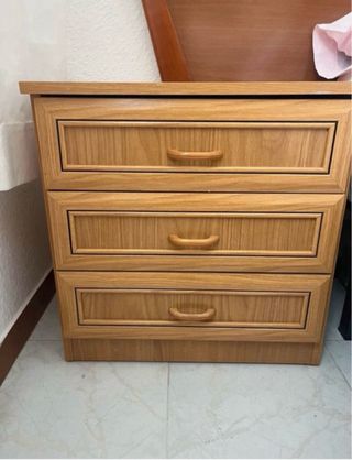 Dos mesitas de noche de madera