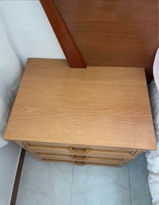 Dos mesitas de noche de madera