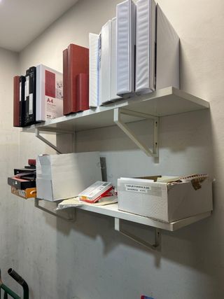 Due scaffali a parete bianchi