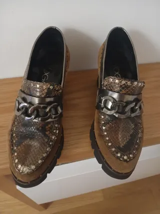 Zapatos de tacón de cuña con cadena