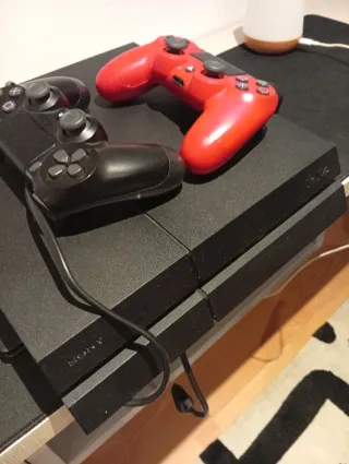 PlayStation 4 Slim 500 g con tres juegos i dos man