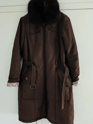 Abrigo marrón con cuello de pelo