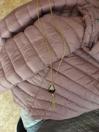 Collar largo con piedra morada y detalles dorados