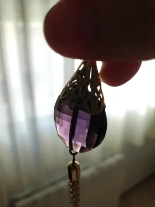 Collar largo con piedra morada y detalles dorados