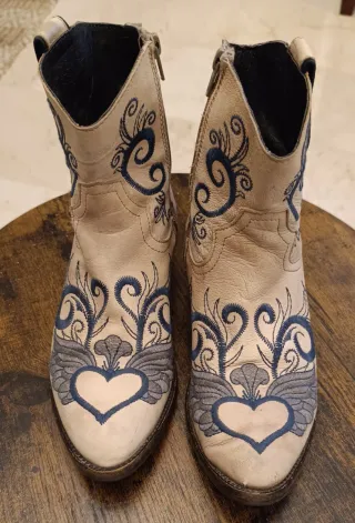 Botines camperos beige y azul bordados