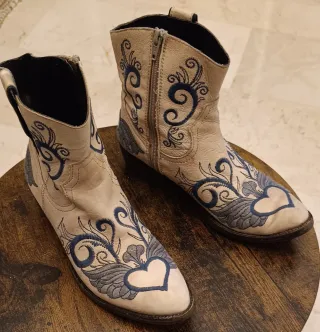 Botines camperos beige y azul bordados