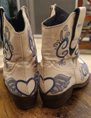 Botines camperos beige y azul bordados