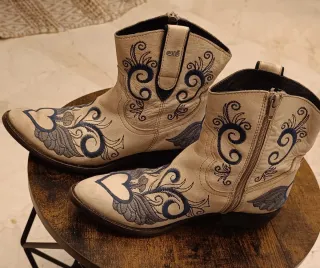 Botines camperos beige y azul bordados