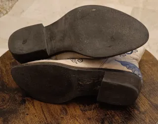 Botines camperos beige y azul bordados