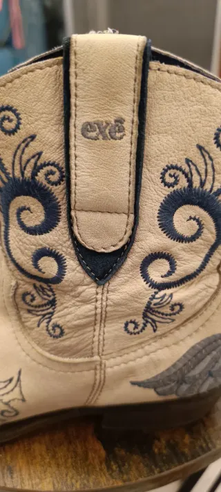 Botines camperos beige y azul bordados