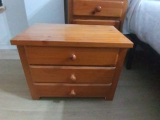 MESILLA DE NOCHE CAJONERA PEQUEÑA 3 CAJONES PINO