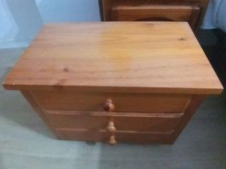 MESILLA DE NOCHE CAJONERA PEQUEÑA 3 CAJONES PINO