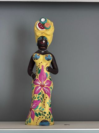 Figura de cerámica Negrita con frutas