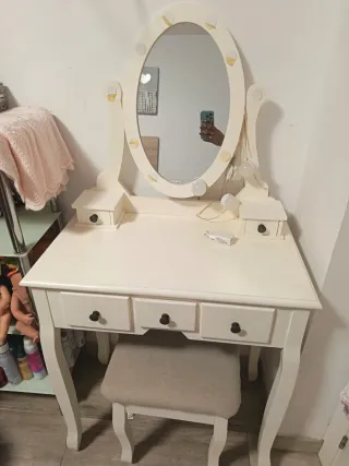 Tocador blanco con espejo y taburete