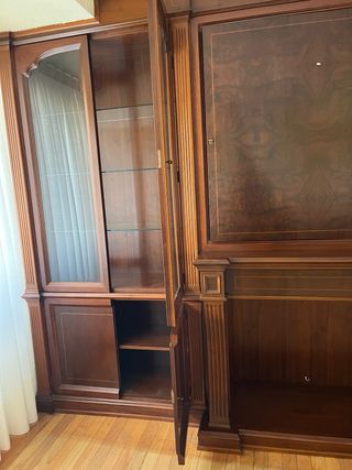 Mueble salón madera con vitrina