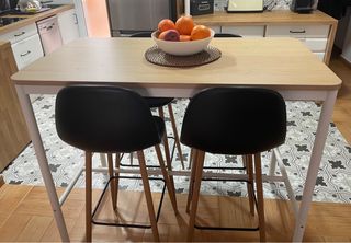Mesa alta y 4 taburetes negros