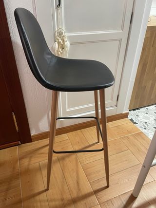 Mesa alta y 4 taburetes negros
