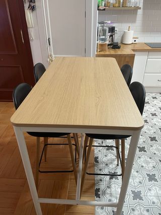 Mesa alta y 4 taburetes negros