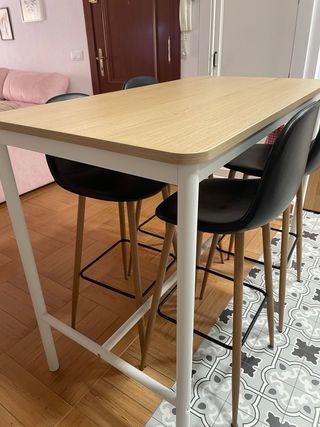 Mesa alta y 4 taburetes negros