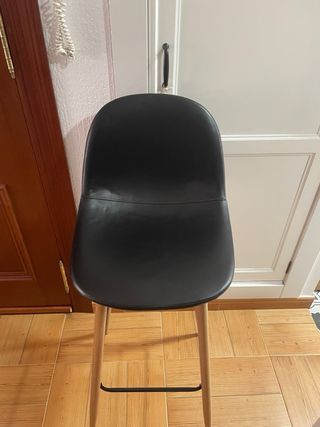 Mesa alta y 4 taburetes negros