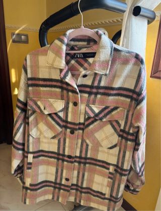 Abrigo Zara cuadros sobre camisa