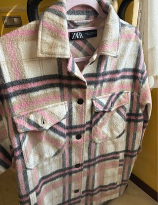 Abrigo Zara cuadros sobre camisa