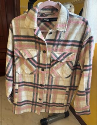 Abrigo Zara cuadros sobre camisa