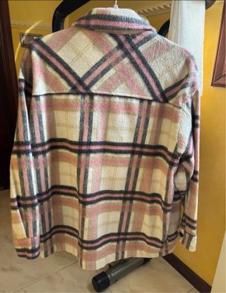 Abrigo Zara cuadros sobre camisa