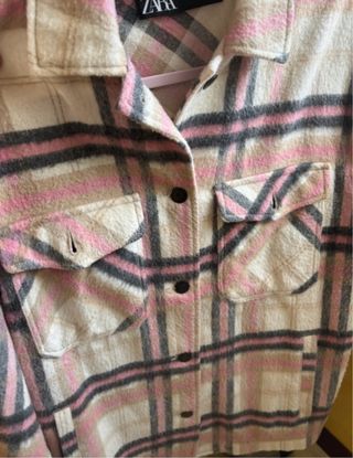 Abrigo Zara cuadros sobre camisa