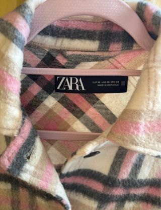 Abrigo Zara cuadros sobre camisa