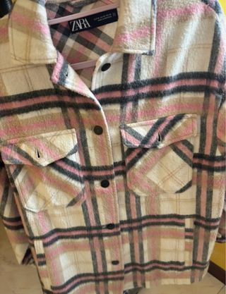 Abrigo Zara cuadros sobre camisa