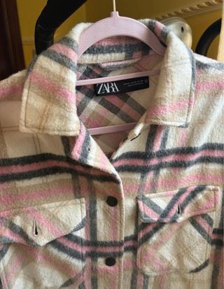 Abrigo Zara cuadros sobre camisa