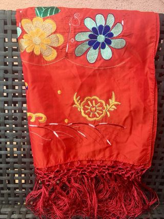 Pañuelo chal bordado Zara
