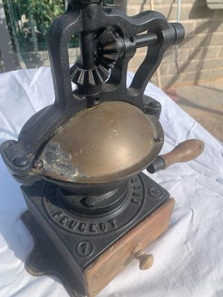 Macinacaffè Peugeot antico in ghisa