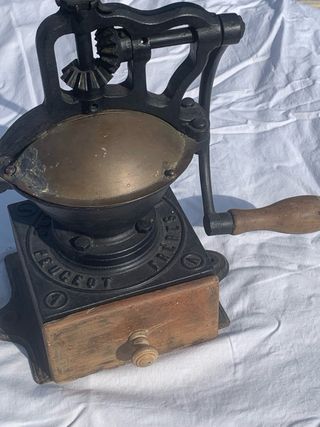 Macinacaffè Peugeot antico in ghisa