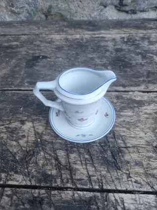 Jarrita y platito de porcelana