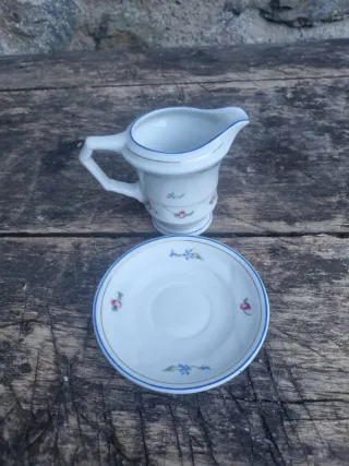 Jarrita y platito de porcelana