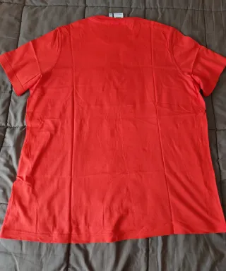 Camiseta Adidas Roja con Diseño Central