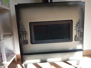 Estufa de gasóleo negra y gris