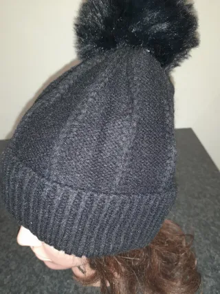 Cappello con pon pon nero