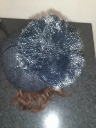 Cappello con pon pon nero