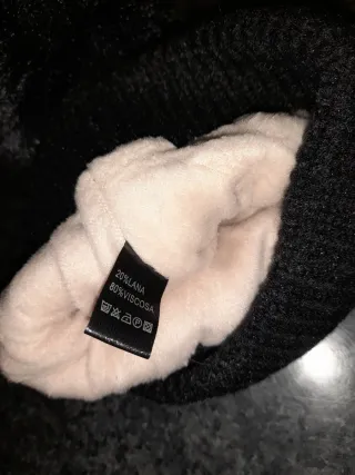 Cappello con pon pon nero