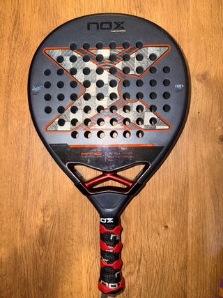 Pala NOX AT10 18K Agustín Tapia 2025