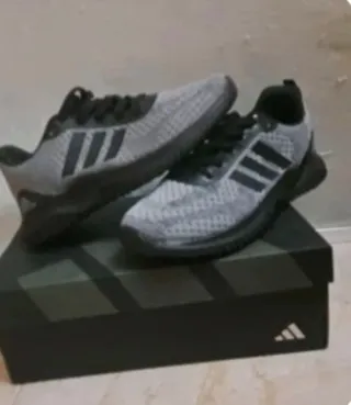 Zapatillas Adidas grises y negras