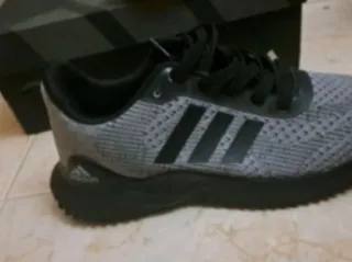 Zapatillas Adidas grises y negras